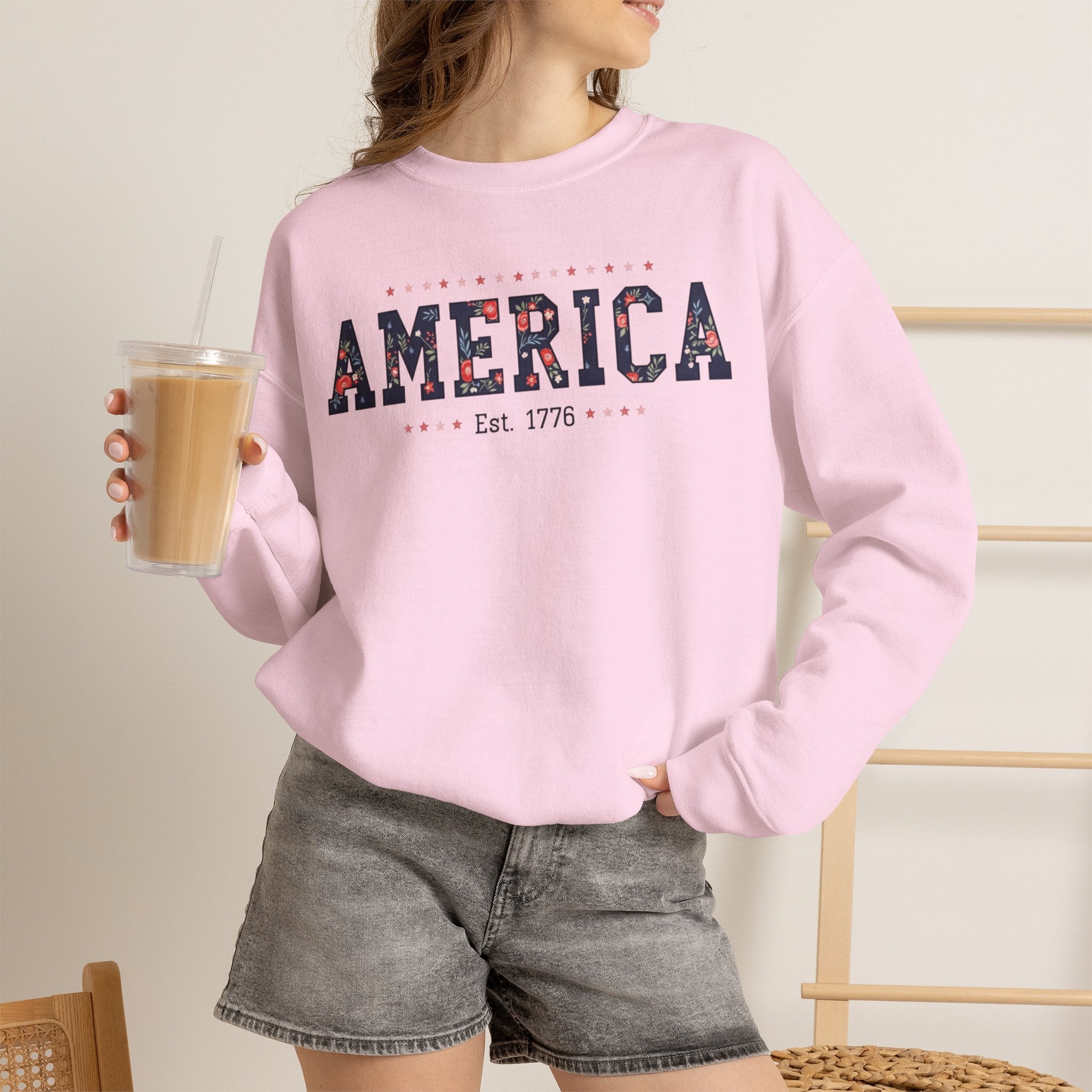 America Wildflower Crewneck Sweatshirt – Vintage Patriotic Floral Pullover Printify